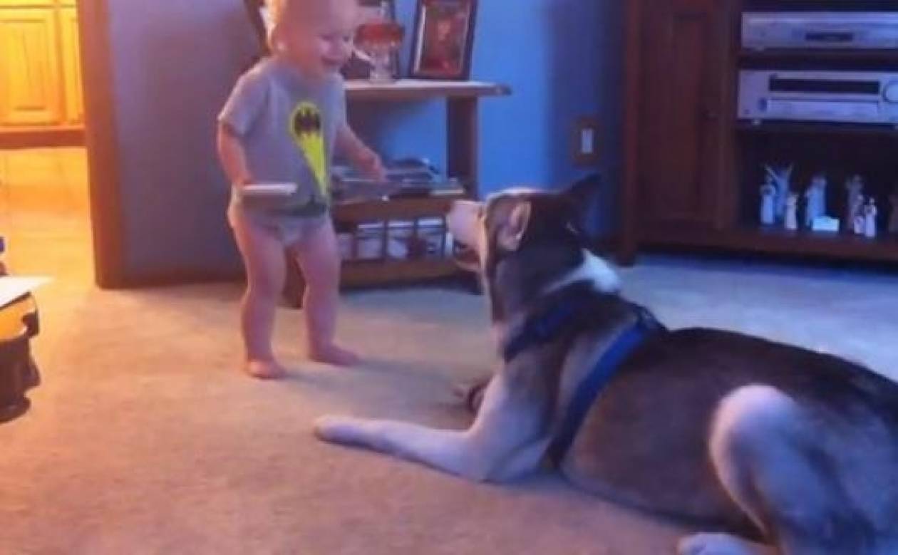 Δείτε τον μικρό Garrett να πιάνει κουβέντα με… σκύλο (βίντεο)!