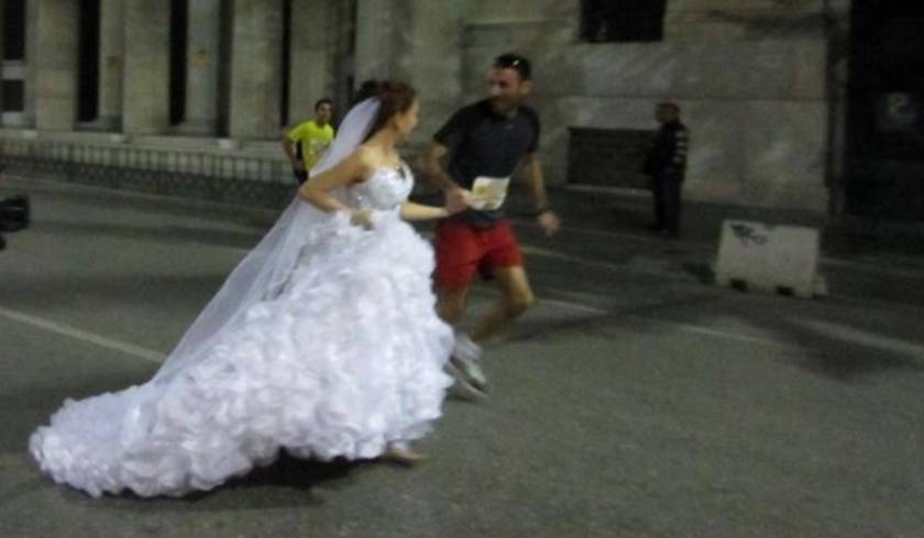 Τρελάθηκαν οι Θεσσαλονικείς: Η νύφη το έσκασε με δρομέα (photos)!