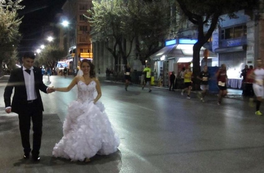 Τρελάθηκαν οι Θεσσαλονικείς: Η νύφη το έσκασε με δρομέα (photos)!