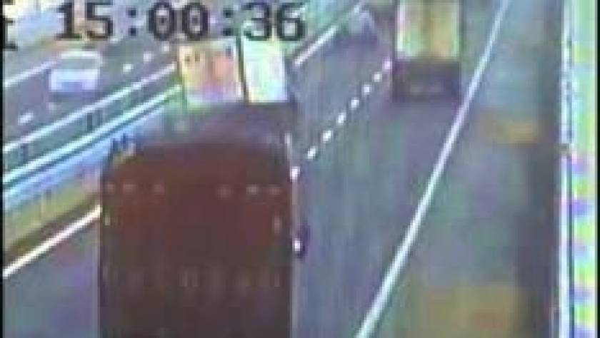 Βίντεο-ΣΟΚ: Οδηγός φορτηγού χάνει τον έλεγχο και σπέρνει τον πανικό
