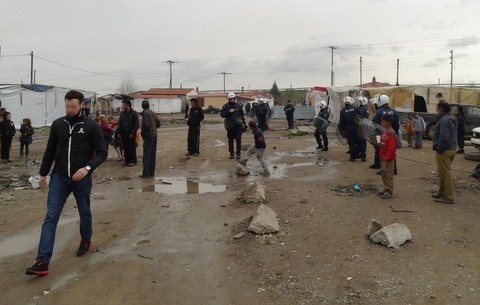 Eπιχείρηση της ΕΛ.ΑΣ σε καταυλισμούς σε Ζεφύρι και Μενίδι (pics+video)