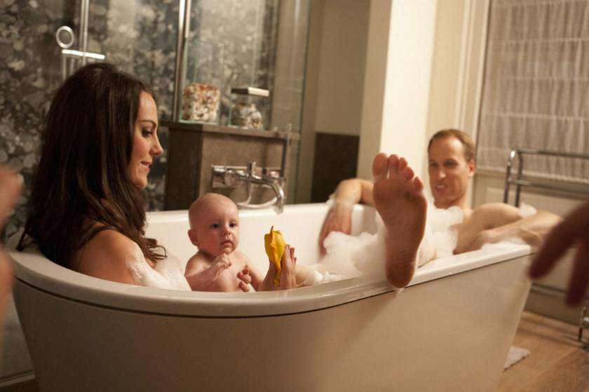 Η μαμά Κέιτ,ο μπαμπάς Ουίλιαμ και ο μικρός Τζορτζ στη μπανιέρα!