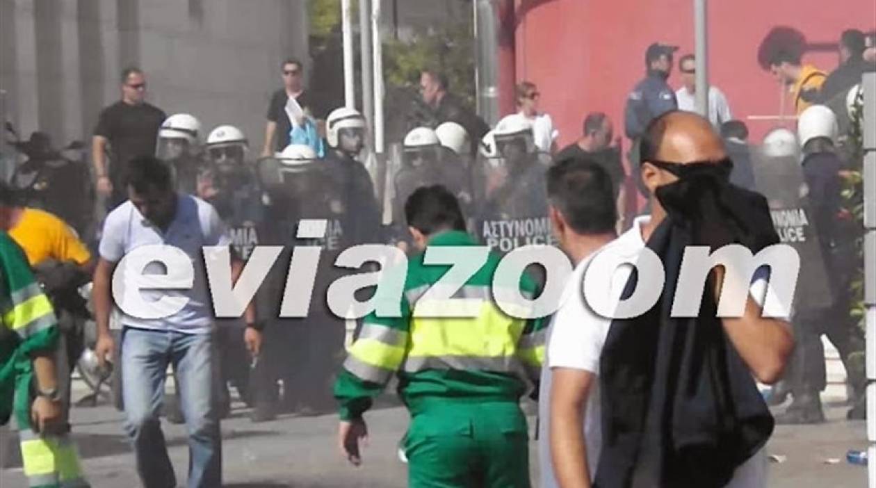 Εύβοια: Ξύλο και δακρυγόνα στο Διοικητήριο της Νομαρχίας
