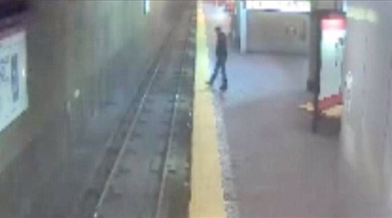 Βίντεο-ΣΟΚ: Η στιγμή που υπνοβάτης έπεσε στις ράγες του τρένου