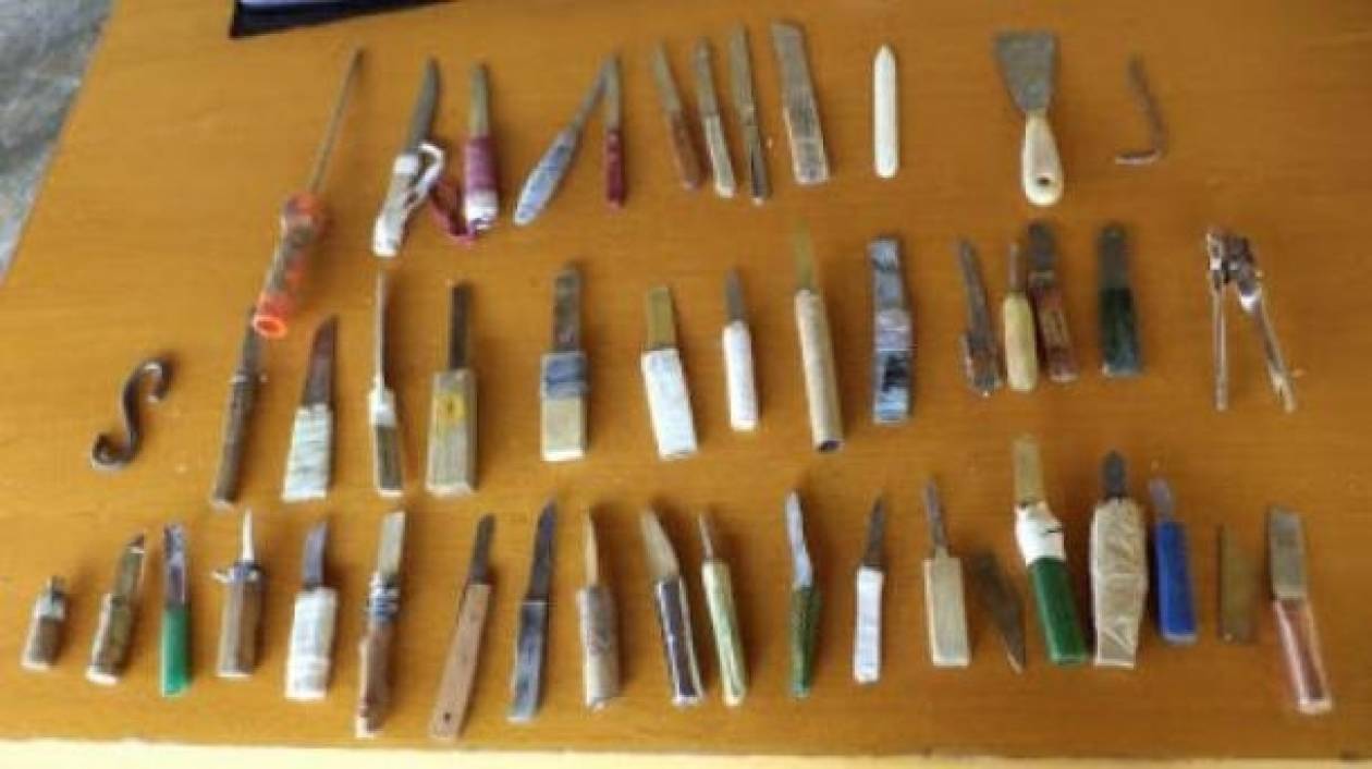 Δεκάδες αυτοσχέδια μαχαίρια ανακάλυψε έφοδος της ΕΛ.ΑΣ. στον Κορυδαλλό