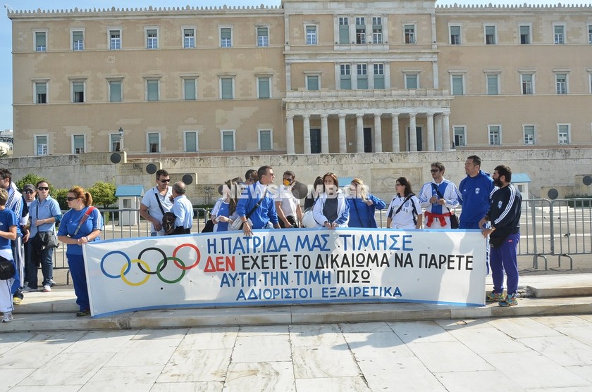 Έξω από τη Βουλή οι Ολυμπιονίκες (pics+vid)