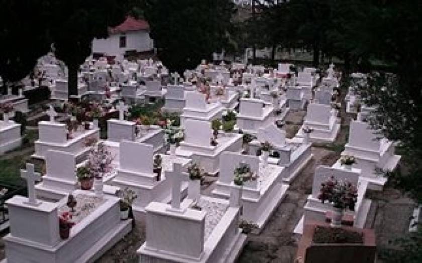 ΤΡΑΓΙΚΟ: Γυναίκα πέθανε πέφτοντας μέσα στον τάφο του συζύγου της