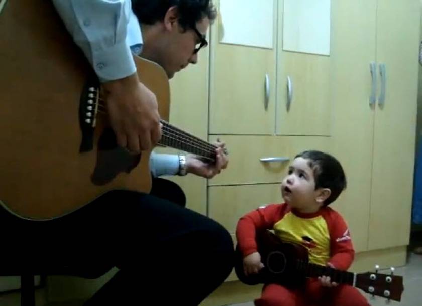 Εκπληκτικό βίντεο: Πατέρας και γιός τραγουδάνε Beatles