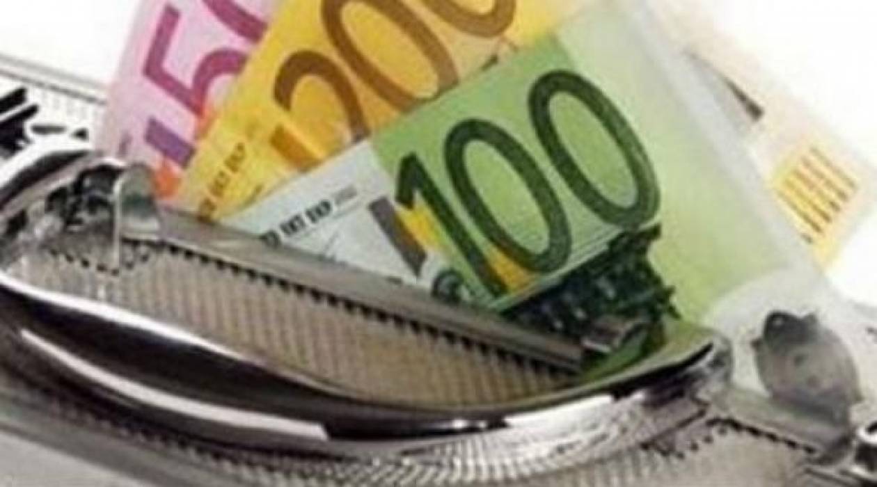 Μάθημα ανθρωπιάς: Παρέδωσε τσάντα με 2.800 ευρώ