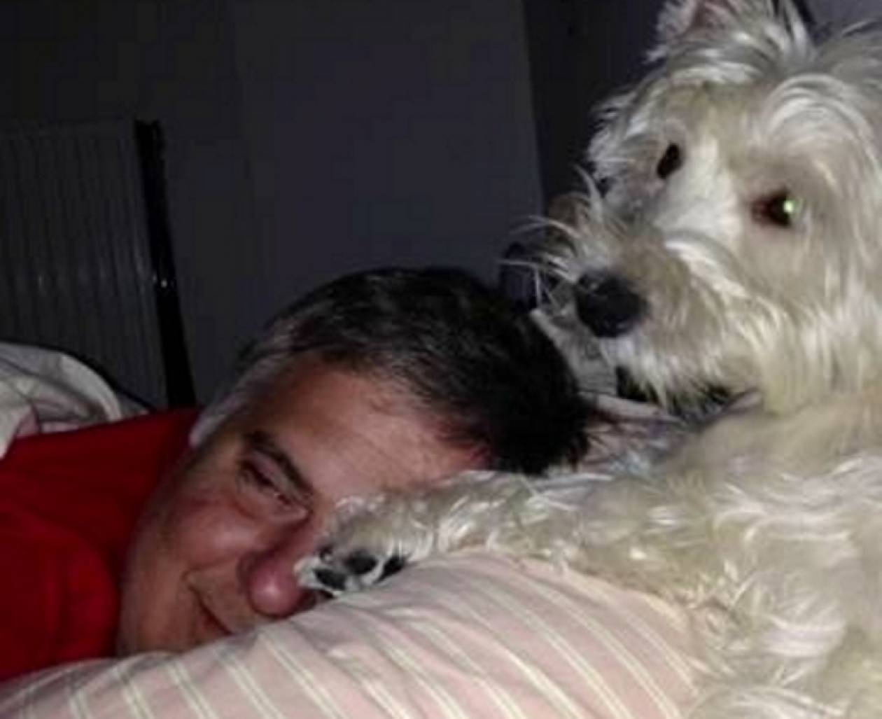 Ο Μουρούτης αγκαλιά με το σκύλο του στο κρεβάτι (φωτό)