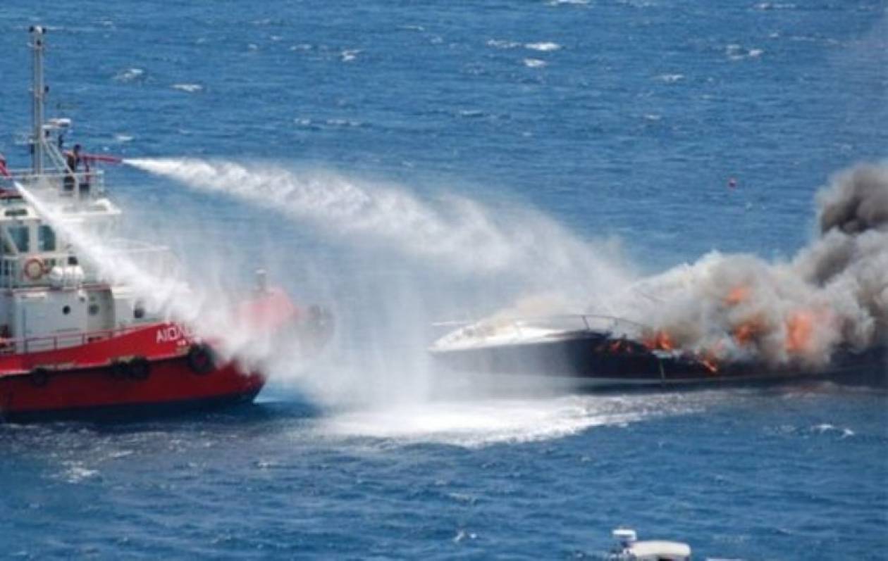 Πυρκαγιά σε σκάφος με έναν ελαφρά τραυματία