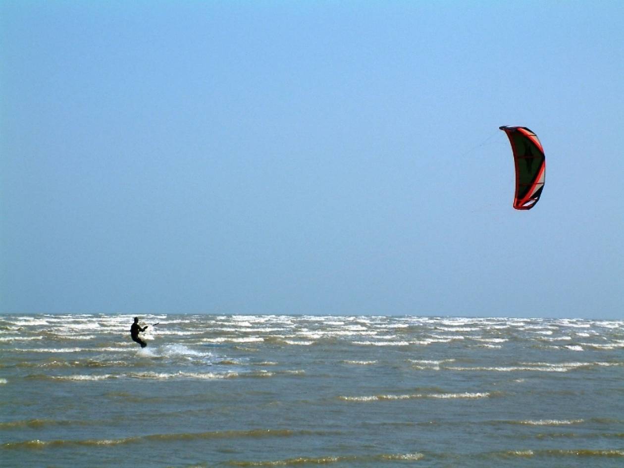 Κινδύνεψαν δύο χειριστές kite surf στο Αίγιο