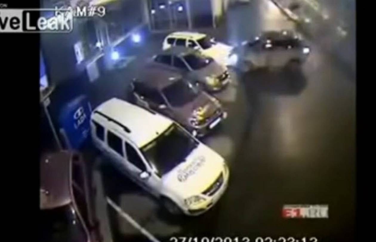 Γυναίκα οδηγός στης Ρωσία «κατάφερε» να καταστρέψει 4 οχήματα (video)