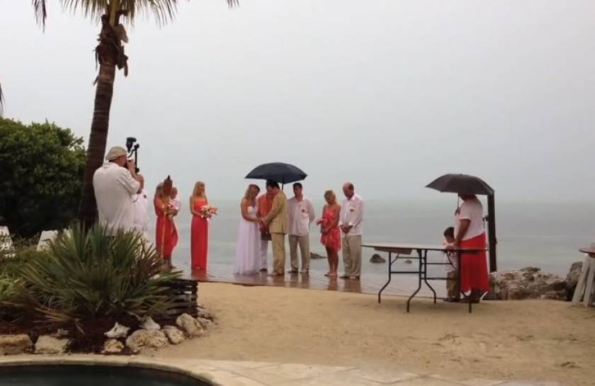 Ήθελαν να κάνουν τον γάμο τους στην παραλία αλλή την πάτησαν (βίντεο)