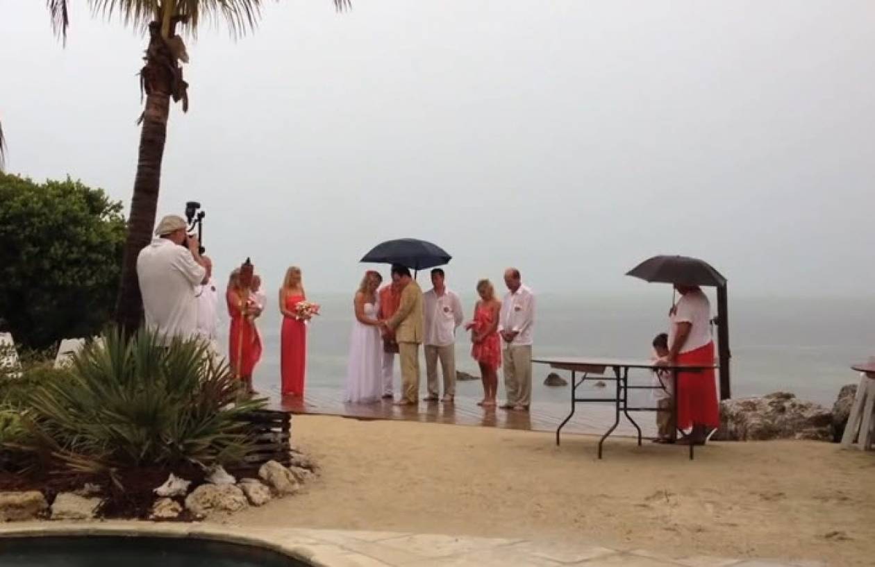 Ήθελαν να κάνουν τον γάμο τους στην παραλία αλλή την πάτησαν (βίντεο)
