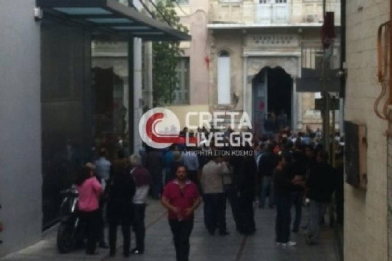 Κρήτη: Αγρότες έσπασαν την είσοδο του Δικαστικού Μεγάρου