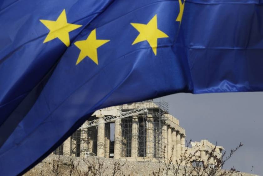 WSJ: Οι Έλληνες στηρίζουν το ευρώ