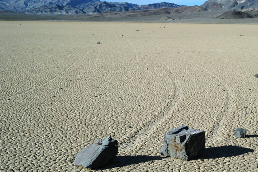 Το μυστήριο των κινούμενων βράχων του Death Valley
