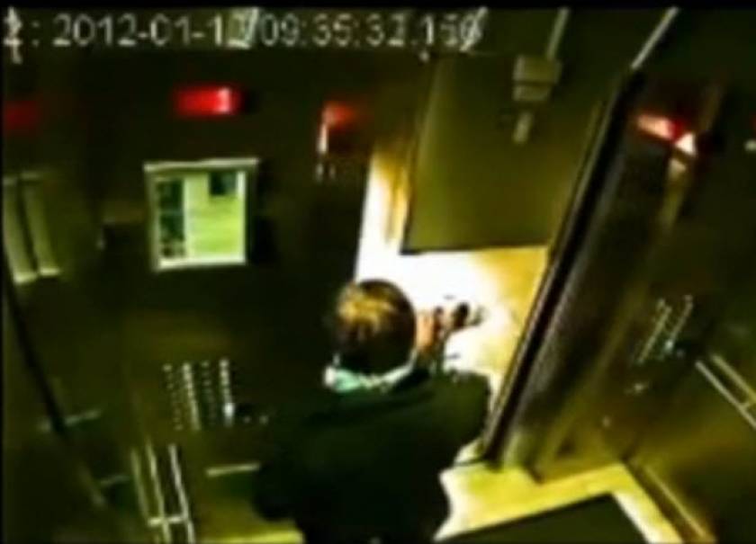 Τρομερό: Μπήκε στο ασανσέρ κρατώντας το λουρί και άφησε το σκύλο έξω!