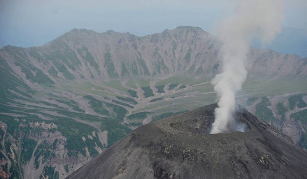 Τρία ηφαίστεια εκτόξευσαν ταυτόχρονα στήλες τέφρας