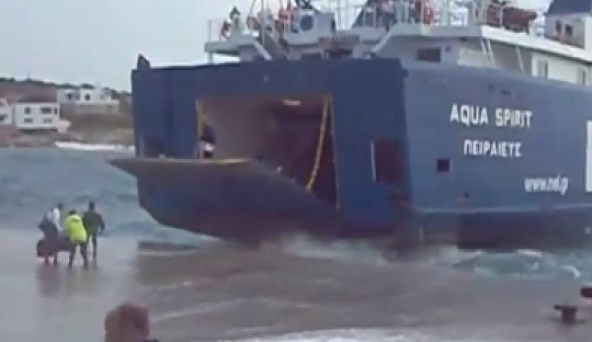 Συγκλονιστικό βίντεο: Μάχη για να δέσει το πλοίο στη Σίκινο