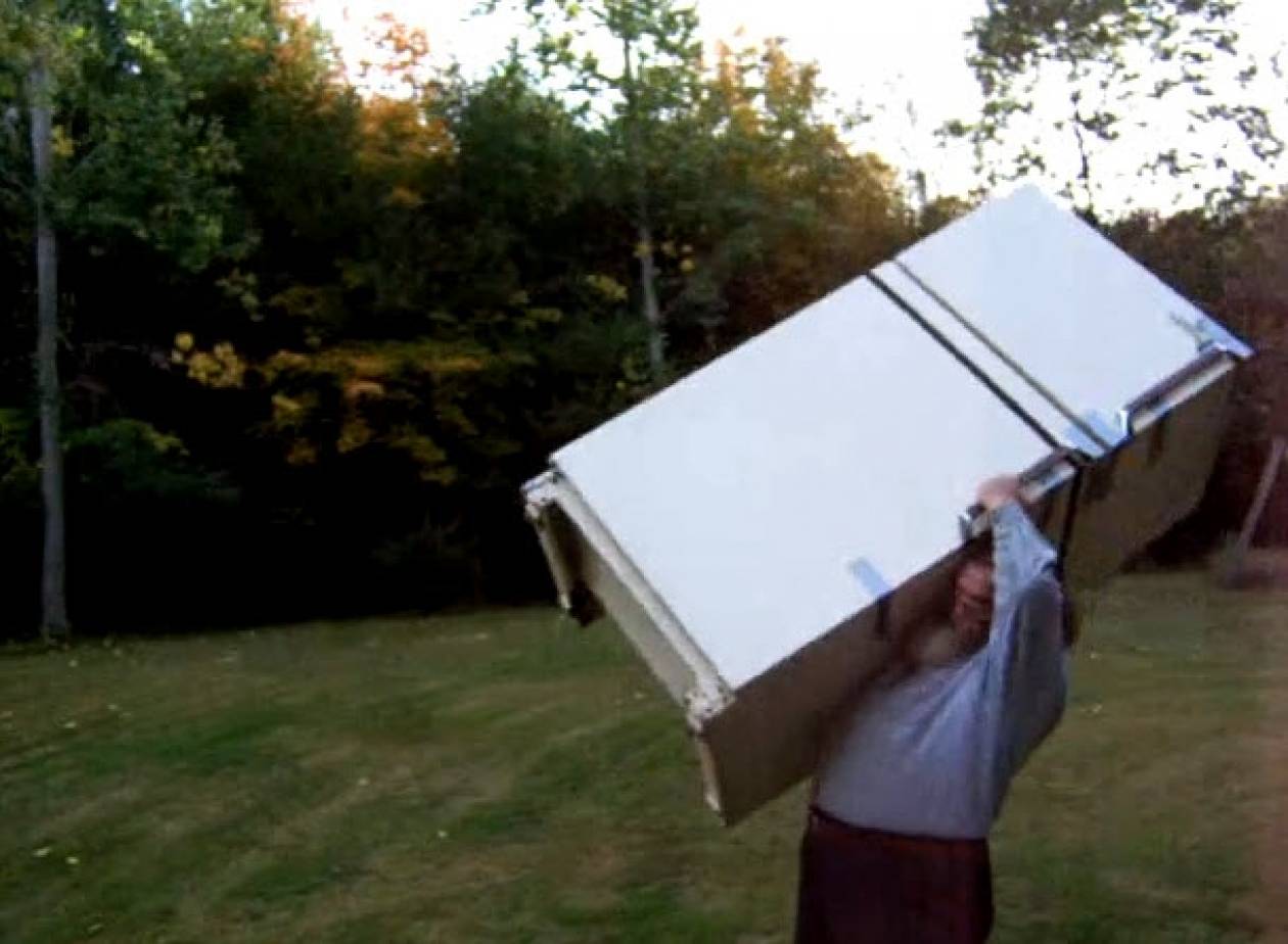 Απίστευτο βίντεο: 51χρονος σηκώνει ψυγείο σαν πούπουλο!