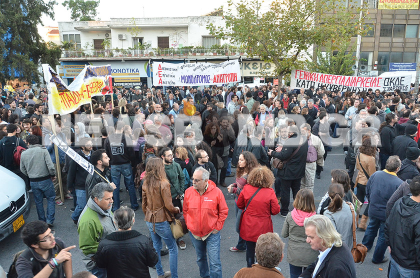 ΤΩΡΑ: Συγκέντρωση διαμαρτυρίας έξω από την ΕΡΤ (pics)