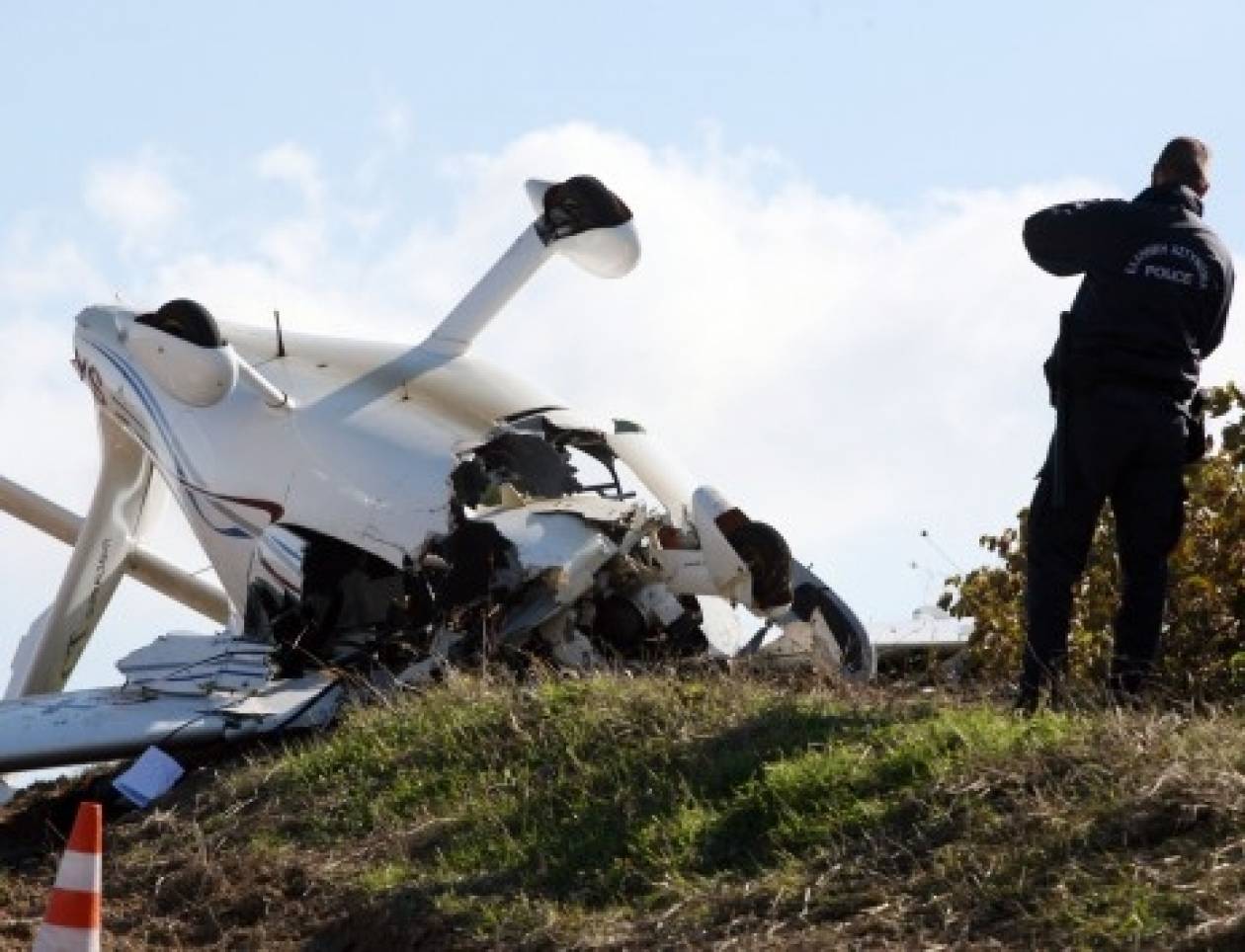 Μονοκινητήριο αεροσκάφος έπεσε σε οίκημα στα Μέγαρα