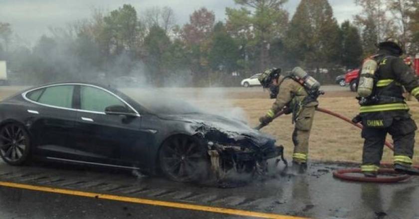 Και τρίτη πυρκαγιά μέσα σε 6 εβδομάδες σε Tesla model S!