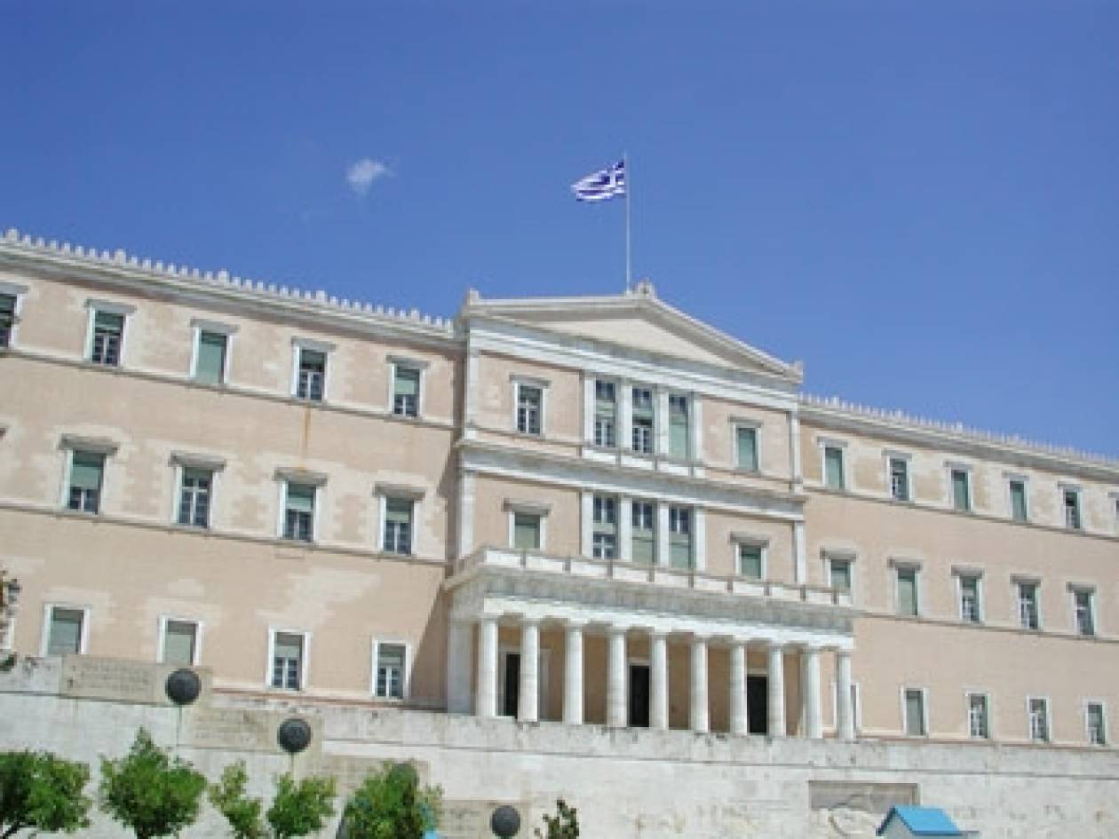 Εικόνες – ντροπή στο ελληνικό Κοινοβούλιο (pics)