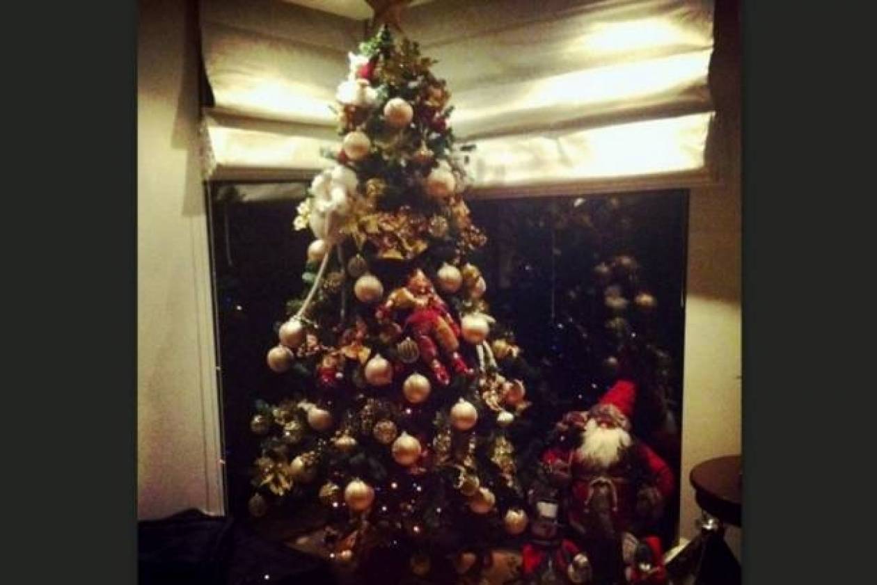 Στόλισε το Χριστουγεννιάτικο δέντρο της η γνωστή κυρία της σόουμπιζ