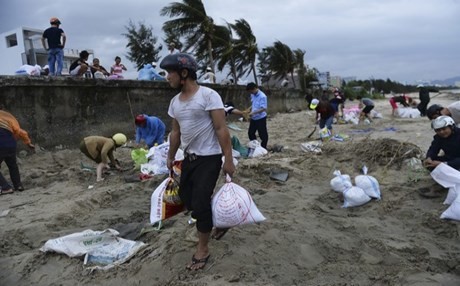 Συναγερμός στο Βιετνάμ για τον φονικό υπερτυφώνα-Εικόνες καταστροφής 