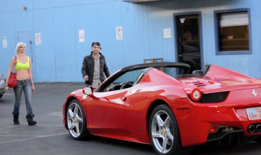 Θέλεις γυναίκα; Με μία Ferrari έχεις όποια θες... (video)