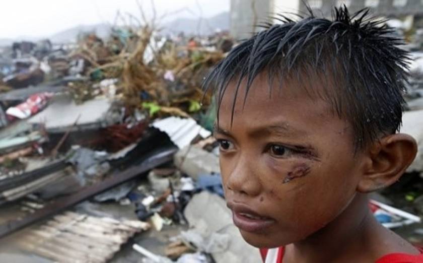 Kαταστροφή, δεκάδες χιλιάδες νεκροί και αγωνία στις Φιλιππίνες (vid)