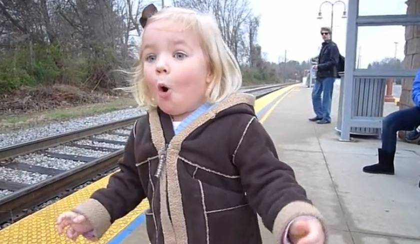 Βίντεο: Ο απίστευτος ενθουσιασμός μιας 3χρονης όταν βλέπει το τρένο!