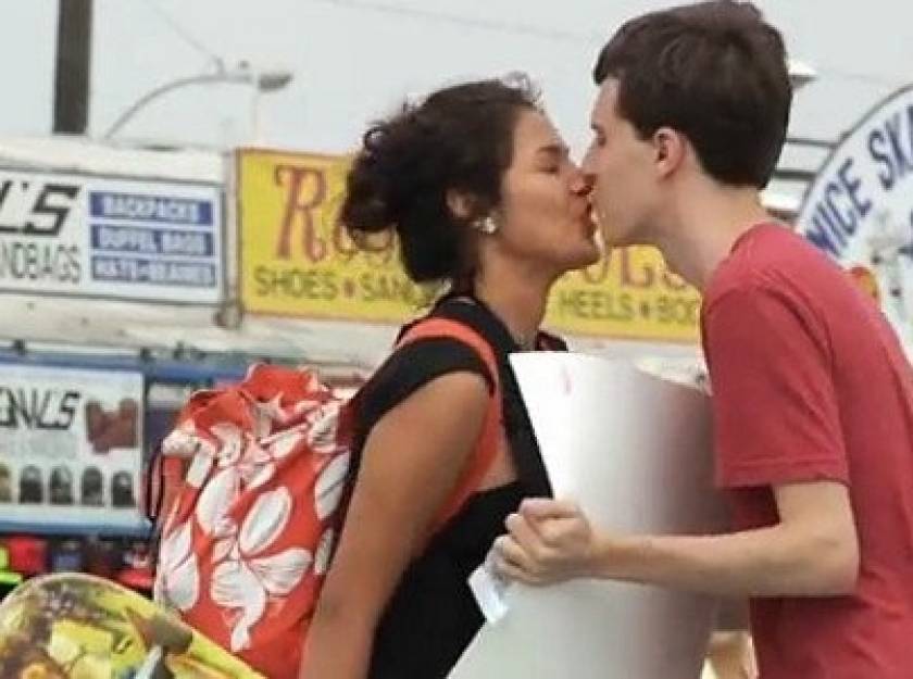 Βίντεο: Δείτε με ποιο κόλπο έκανε δεκάδες κοπέλες να τον φιλήσουν!