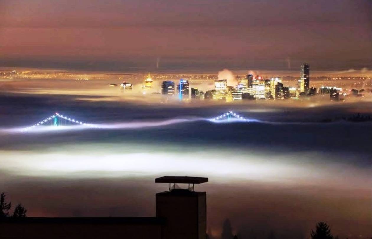 Μοναδικό βίντεο: Ομίχλη "καταπίνει" την πόλη του Βανκούβερ!