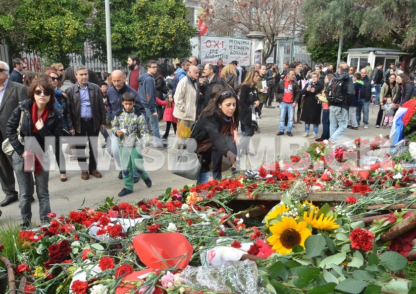 Οι Έλληνες τιμούν την 40η επέτειο από την εξέγερση του Πολυτεχνείου