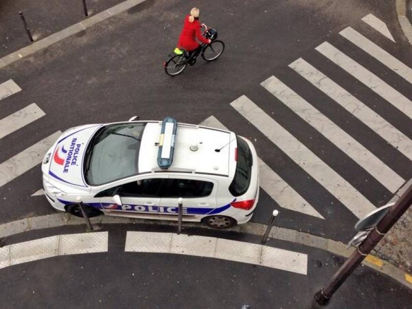 Ανθρωποκυνηγητό στο Παρίσι για τον ένοπλο που σκόρπισε τον τρόμο