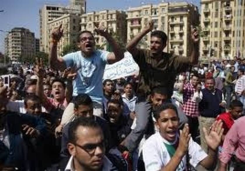 1.000 άνθρωποι διαδήλωσαν στην Πλατεία Ταχρίρ εναντίον του στρατού