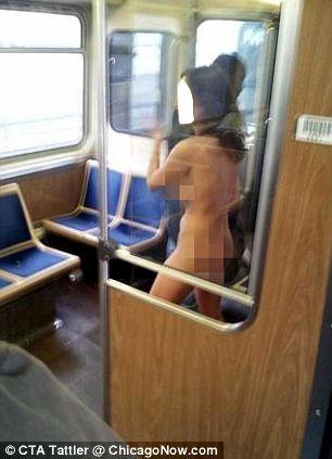 Η στιγμή που μια γυναίκα εισέβαλε... γυμνή στο τρένο! (pics)