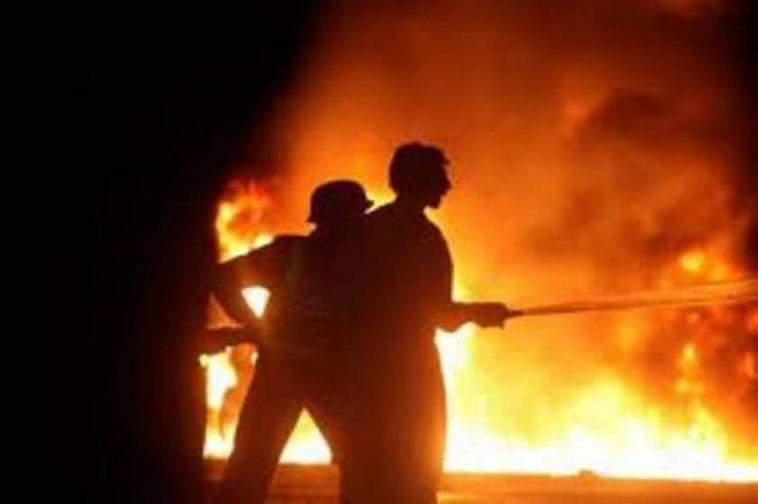 Ολονύκτια μάχη της Πυροσβεστικής έπειτα από φωτιά σε παλιό εργοστάσιο