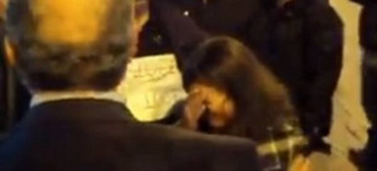Βίντεο: Μαθήτρια κλαίει με λυγμούς μπροστά σε υφυπουργό!