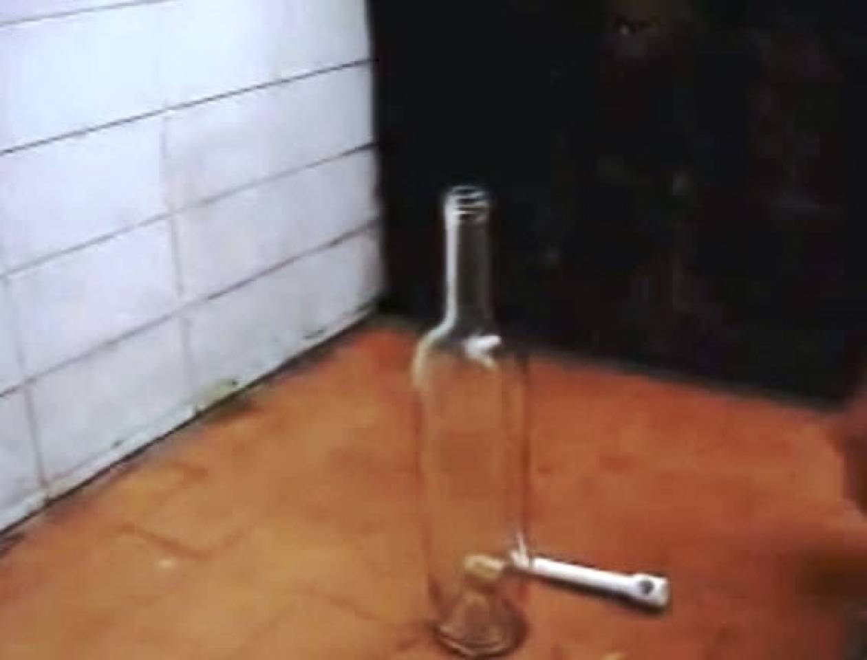 Δείτε πως μπορείτε να βγάλετε το φελλό απο το μπουκάλι (βίντεο)