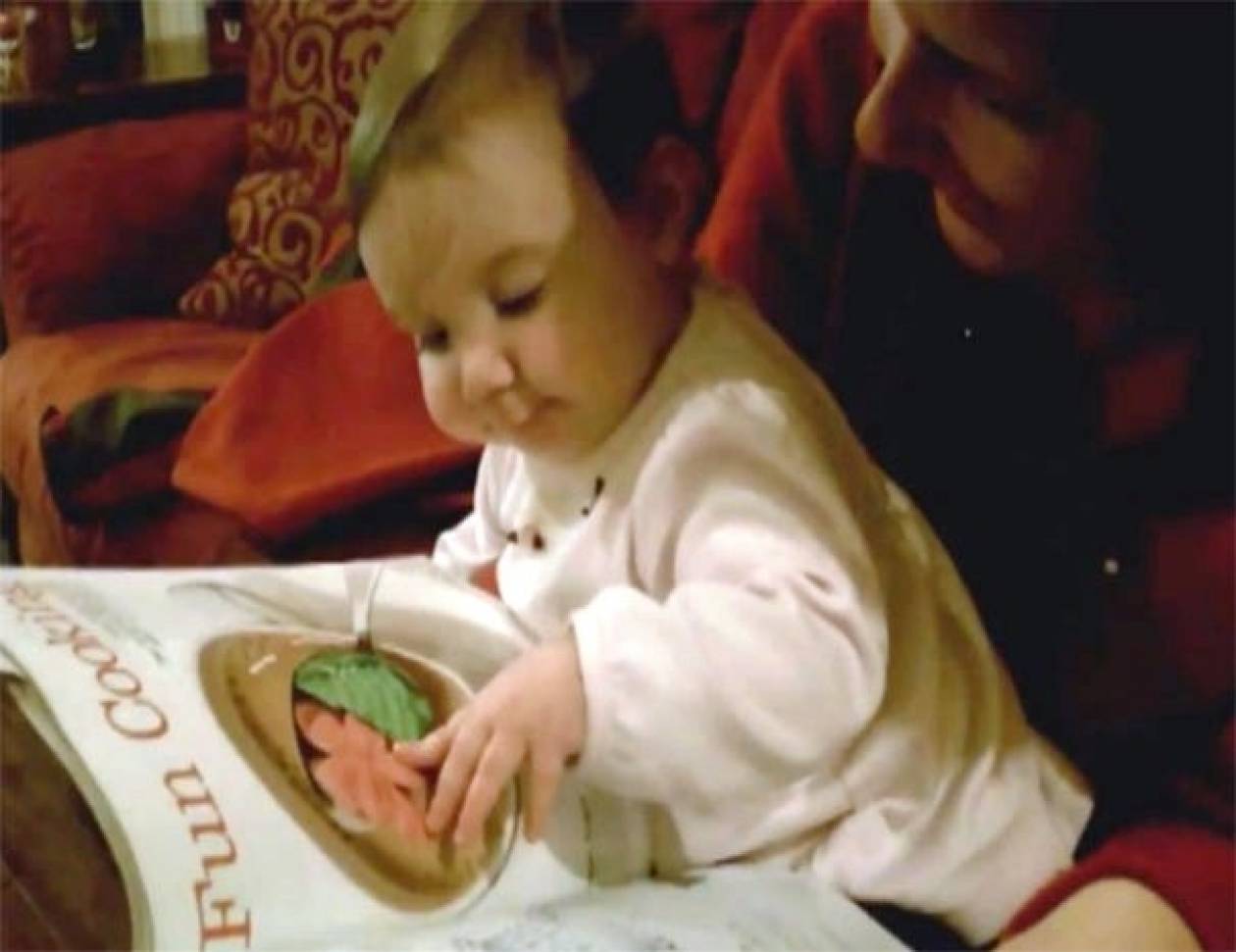Μωράκι προσπαθεί να φάει τις λιχουδιές που βλέπει σε περιοδικό! (vid)
