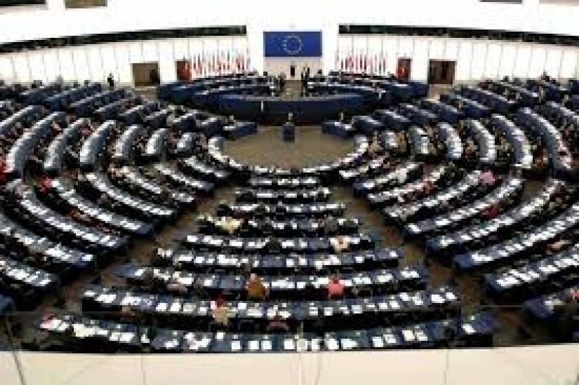 Πυρά κατά της τρόικας για την Ελλάδα εξαπολύει το Ευρωκοινοβούλιο