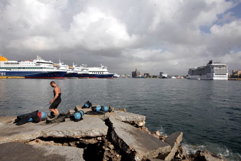Πειραιάς: Κρουαζιερόπλοιο «γκρέμισε» τον λιμενοβραχίονα! (pics)