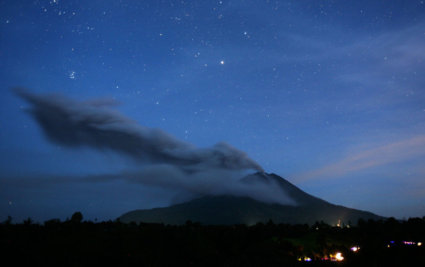 Εκπληκτικές φωτογραφίες από την έκρηξη του ηφαιστείου Σιναμπούνγκ