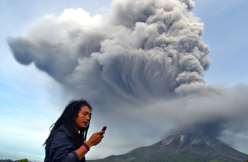 Εκπληκτικές φωτογραφίες από την έκρηξη του ηφαιστείου Σιναμπούνγκ