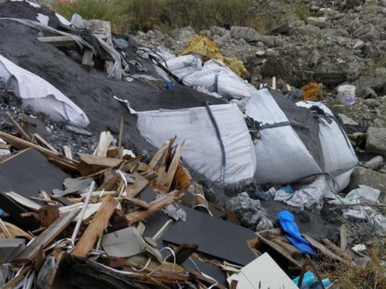 Πέντε συλλήψεις για απόρριψη επικίνδυνων αποβλήτων σε οικόπεδο